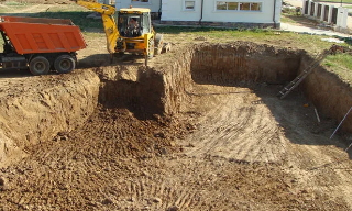 Рытье котлованов под фундамент в Дмитрове – цена от 2547 руб. за м3 | ИП Садыков В. Р.